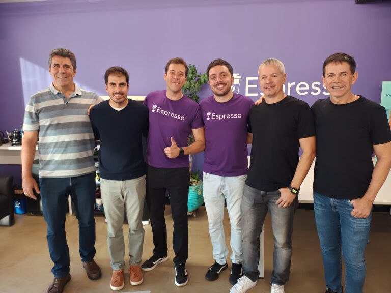 Ao centro Guilherme Tângari e Fábio Antunes da Espresso junto com Fábio Tulio, André Brito, Breno Riether e Felipe Calixto da Diretoria da Sankhya