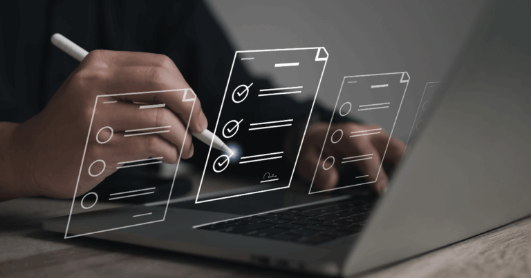 Pessoa utilizando um tablet com caneta digital para preencher um master checklist de inspeção, com listas e marcas de verificação visíveis sobrepostas à tela