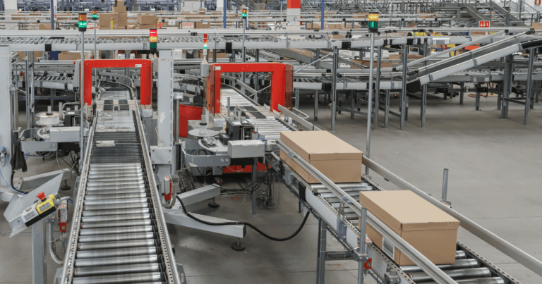 Esteira automatizada transportando caixas em centro de distribuição, ilustrando os benefícios da automação logística na eficiência operacional das empresas.