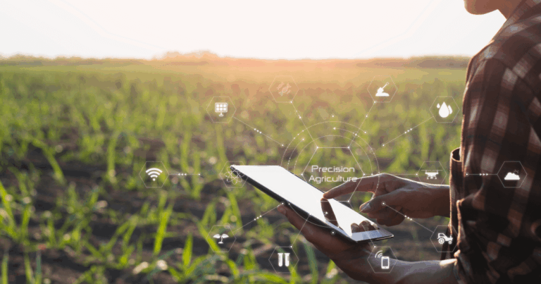 Agricultor utilizando tablet em lavoura com recursos digitais, simbolizando o uso de georreferenciamento integrado ao ERP na gestão de safra no agronegócio.