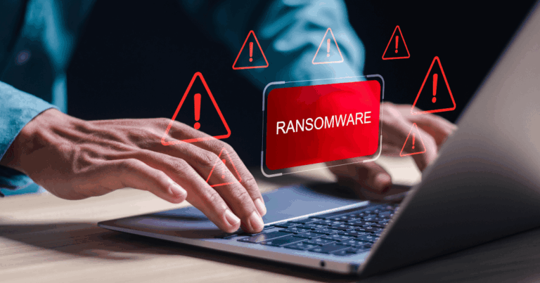 Alerta de ransomware na tela de um notebook, representando ataque cibernético e riscos à segurança de dados empresariais.