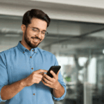 Trabalhador acessando aplicativo de e-consignado no celular, representando os desafios do crédito consignado digital para os departamentos de RH.