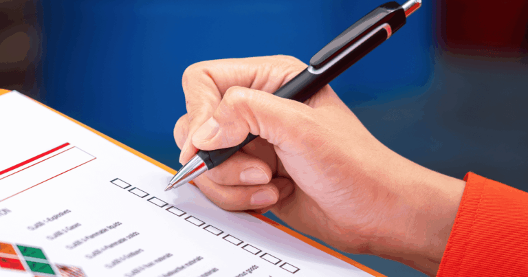 Profissional preenchendo formulário de checklist, representando a elaboração do mapa de risco para identificar e prevenir acidentes no ambiente de trabalho.
