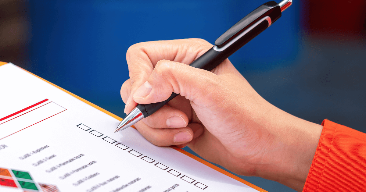 Profissional preenchendo formulário de checklist, representando a elaboração do mapa de risco para identificar e prevenir acidentes no ambiente de trabalho.